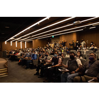 
	辦理資訊應用學系學生作品成果展及系所特色介紹展：集結資應系各屆學生在學期間優秀作品及各系所特色介紹版設計呈現，並在面試甄試期間，供學生及家長觀看，另有學生進行講解，除了緩解面試甄試的緊張感，也可增加系所印象好感度。
	辦理系所特色展分享會：邀請老師、在校生及優秀系友在校外進行座談分享會，除了進行分享以外，也會與高中生及家長進行交流與對談，一對一式的問答更可以針對疑問去進行解說。
	活動流程如下：


【活動主題】資訊應用學系系所特色說明會
【活動地點】犇亞會議中心
【活動地址】 台北市復興北路99號15樓
【活動時間】111.04.09(六)，下午13:00-17:00
【活動流程】
            12:00-13:00 報到用餐時間
            13:00-13:30 開場
            13:30-13:40 系所介紹(學系、分組、師資)
            13:40-14:10 分組介紹_修業規定(學程、畢業學分)
            14:10-15:00 大學生活分享(社團、國際資訊志工)

                       交換/雙學位/3+2
                       實習：學業、就業---無縫接軌

            15:00-16:30 分組時間
            16:30-17:00 賦歸
