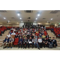 
	辦理資訊應用學系學生作品成果展及系所特色介紹展：集結資應系各屆學生在學期間優秀作品及各系所特色介紹版設計呈現，並藉由面試甄試期間，供學生及家長觀看，另有學生進行講說，除了降低面試甄試的緊張感，也可提升良好印象。
	辦理系所特色展分享會：邀請老師、在校生及系友在校外進行座談分享會，除了進行分享以外，也會與高中生及家長進行交流與對談。
	活動流程如下：


【活動主題】資訊應用學系系所特色說明會
【活動地點】大同運動中心國際會議廳
【活動地址】103台北市大同區103大龍街51號2樓
【活動時間】110.04.10(六)，下午13:00-17:00
【活動流程】
            12:00-13:00 報到用餐時間
            13:00-13:30 開場
            13:30-13:40 系所介紹(學系、分組、師資)
            13:40-14:10 分組介紹_修業規定(學程、畢業學分)
            14:10-15:00 大學生活分享(社團、國際資訊志工)

                       交換/雙學位/3+2
                       實習：學業、就業---無縫接軌

            15:00-16:30 分組時間
            16:30-17:00 賦歸
